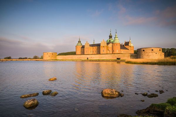 Bibikow, Walter 아티스트의 Sweden-Kalmar-Kalmar Slott castle-dawn작품입니다.